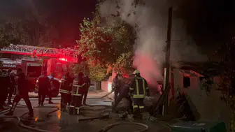 Erzincan'da müstakil evin odunluğunda çıkan yangın paniğe neden oldu