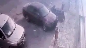 Park halinden çıkarken vites hatası yaptı: Kaldırımda oturan vatandaşa çarptı