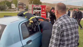 Elazığ-Tunceli karayolunda otomobil refüje çarptı: 2 kişi yaralandı