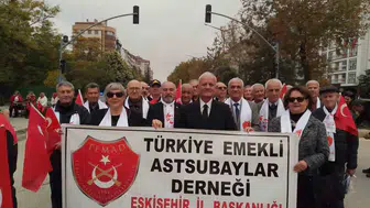 Eskişehirli emekli astsubaylar 29 Ekim kortejinde Cumhuriyet coşkusunu yaşadı