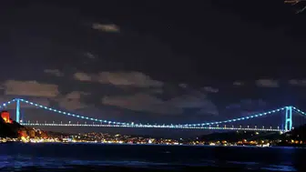 Fatih Sultan Mehmet Köprüsü 3 Ekim Türk Dünyası Günü için turkuaz renkle aydınlatıldı