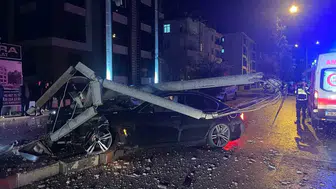 Karaman'da gece yarısı kaza: Aydınlatma direğini deviren otomobilde iki kişi yaralandı