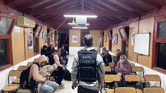 İzmir kıyılarında eş zamanlı operasyon: 76 düzensiz göçmen yakalandı