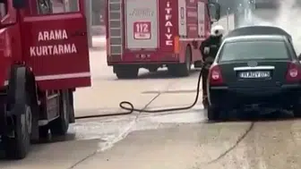 Nurdağı girişinde seyir halindeki otomobil aniden alevlere teslim oldu