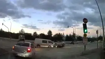Bursa'da hastane kavşağında kural ihlali: Kırmızı ışıkta geçen kamyonet motosikletliyi yola savurdu