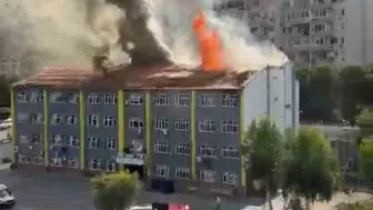 Karabağlar'da okul çatısında çıkan yangın paniğe neden oldu