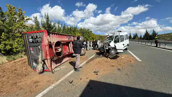 Elazığ-Malatya karayolunda gübre yüklü traktör ile minibüs çarpıştı