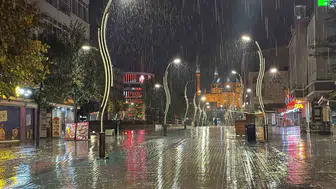 Bolu'da gece saatlerinde şiddetlenen sağanak yaşamı felç etti