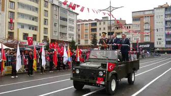Kars'ta Cumhuriyet coşkusu yağmura meydan okudu: 103 öğrenciyle dev halay