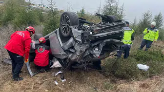 İzmir-İstanbul Otoyolu'nda korkutan kaza: Bariyerleri aşan otomobil şarampole yuvarlandı