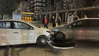 Niğde'de direksiyon hakimiyeti kayboldu: Otomobil önce direğe sonra park halindeki araca çarptı