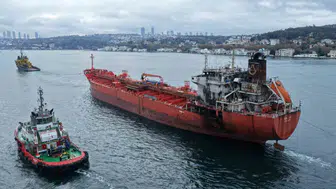 Dron saldırısıyla ağır hasar alan tanker İstanbul Boğazı'ndan geçti