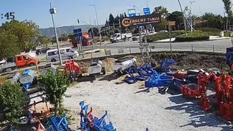 Bayındır'da yüklü kamyonetin çarptığı kadın tekerleklerin altında kalmaktan saniyelerle kurtuldu