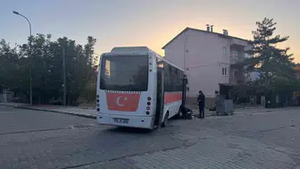 Uşak'ta sokak kesişiminde midibüs ve otomobil çarpıştı: 7 yaralı