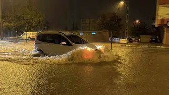 Adıyaman'da sağanak yağış ulaşımı kilitledi: Ana arterler göle döndü
