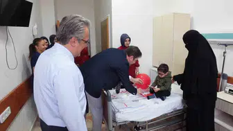 Fırat Üniversitesi Hastanesi’nde tedavi gören çocuklar Cumhuriyet coşkusunu odalarında yaşadı