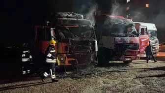 Dağkent'te park halindeki tırlar alevlere teslim oldu