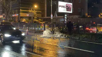 Beşiktaş'ta altyapı kazası: Patlayan ana boru trafiği felç etti