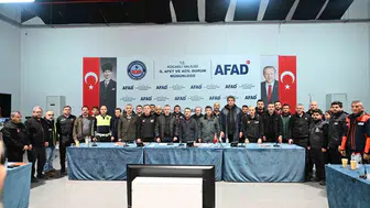 Kocaeli'de sağanak mesaisi: Vali Aktaş ve Başkan Büyükakın kriz merkezinde buluştu
