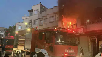 Nizip'te alevlerin sardığı evden son anda kurtuldular