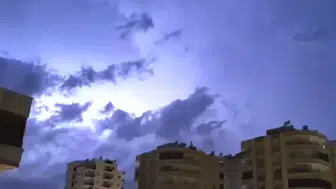 Erdemli'de geceyi aydınlatan doğa olayı: Şimşekler gökyüzünü beyaza boyadı
