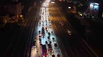 TEM Otoyolu'nda gece yarısı dehşeti: Bariyerlere saplanan otomobilin sürücüsü hayatını kaybetti