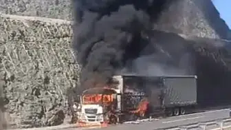 Pozantı-Tarsus otoyolunda kabus dolu anlar: İki tır alevlere teslim oldu