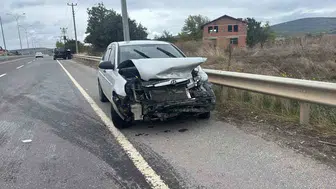 Tavşanlı yolunda direksiyon hakimiyeti kaybedildi: 26 plakalı araç bariyerlere girdi
