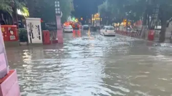 Mersin'de bir saatlik sağanak kent trafiğini felç etti