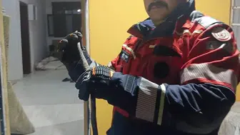 Hassa'da yerleşim alanına giren yılan itfaiye operasyonuyla kurtarıldı