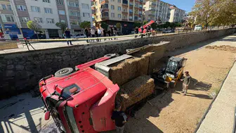 Tosya'da park halindeki saman yüklü tır kontrolden çıkarak çaya devrildi