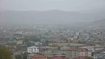 Van'da sis ve sağanak ulaşımı kilitledi: Görüş mesafesi düştü