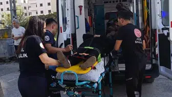 Dörtyol'da trafik kazası: İki otomobilin çarpışması sonucu 3 kişi yaralandı