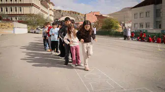 Bayburt Cumhuriyet İlkokulu bahçesi geleneksel oyunlarla şenlendi