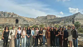 Aydın'da üniversiteye yeni başlayan gençler antik kentlerin izini sürüyor