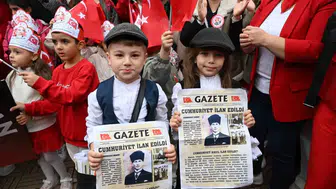 Manisa'da Cumhuriyet coşkusu: Çocuklar tarihe tanıklık eden manşetlerle yürüdü