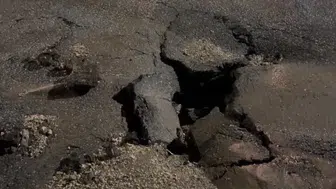 Besni'de sağanak yağış sonrası yollar yarıldı: Belediye ekipleri teyakkuza geçti