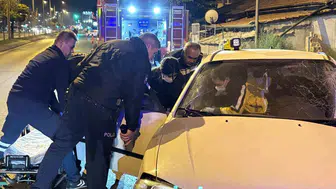 Erkilet Bulvarı'nda direksiyon hakimiyeti kayboldu: Ağaca çarpan sürücü araçta sıkıştı