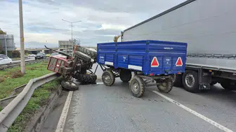 Eskişehir’de Kontrolden Çıkan Traktör Orta Refüje Devrildi