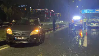 Kaygan Yolda Otomobil Refüje Çıktı, Motosiklet Sürücüsü Yaralandı