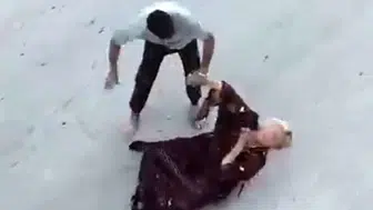 Eskişehir’de Cadde Ortasında Kadına Şiddet Kamerada
