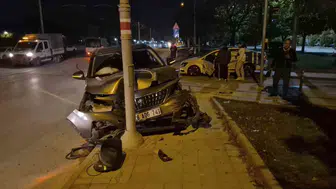 Savrulan Otomobil Trafik Lambası Direğine Çarptı