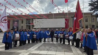 Eskişehir’de 29 Ekim Kadınları Derneği’nden Çelenk Töreni