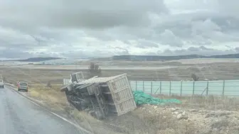 Eskişehir’de Kamyon Şarampole Devrildi