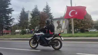 Eskişehir Çevre Yolunda Bayraklı Motosiklet Dikkat Çekti