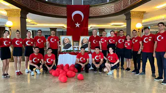 Bodrum'da 30 Ağustos coşkusu: Otel personeli bayraklı kıyafetleriyle fark yarattı