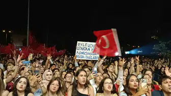 Edirne 30 Ağustos Zafer Bayramı'nı Göksel'in Sahne Performansıyla Kutladı