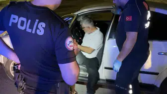 Aksaray'da yol ortasında direksiyon başında uyuyakaldı: Alkollü sürücü ambulansla kontrol edildi
