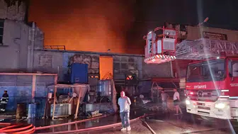Gece yarısı alevlere teslim oldu: Sanayi sitesindeki fabrikada 2 saatlik yangın
