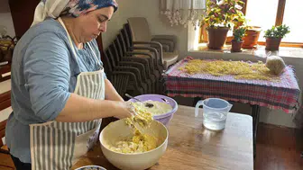 Buldanlı kadınların kış mesaisi başladı: Tarhana ve erişte, bez keselerde gelecek aylara taşınıyor
